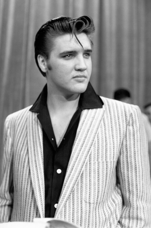 Did Elvis wear makeup? Presley apparently loved eyeliner & makeup that accentuated his blue eyes.