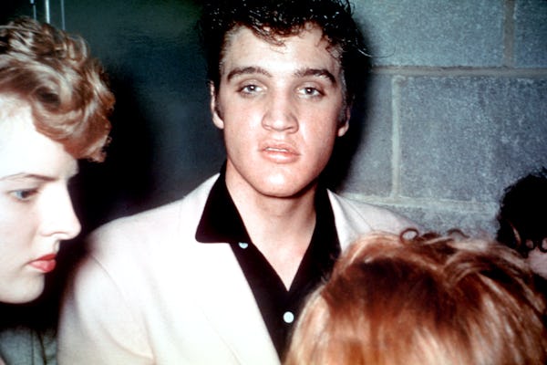 Did Elvis wear makeup? Presley apparently loved eyeliner & makeup that accentuated his blue eyes.
