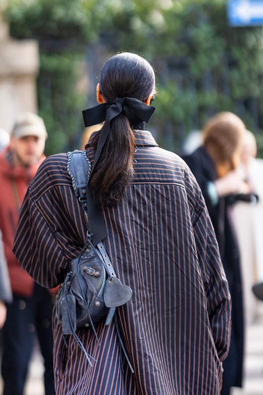 Bows are a beauty street style trend during Milan Fashion Week Womenswear Fall/Winter 2023/2024.