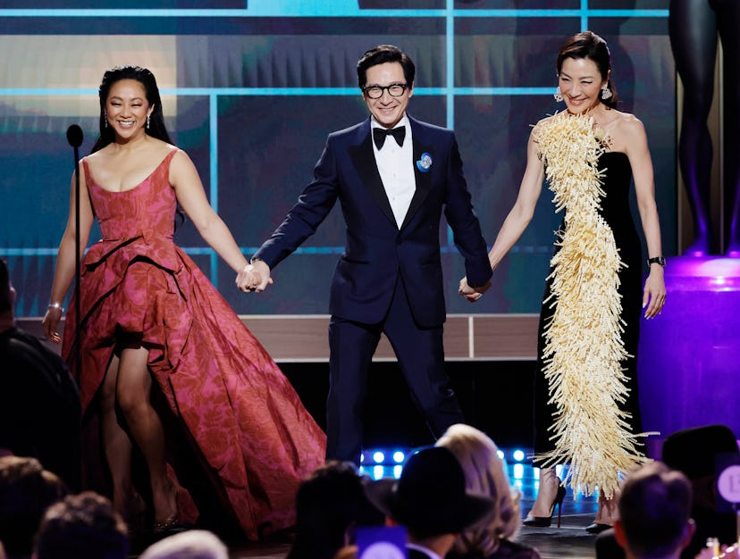 LOS ANGELES, CALIFORNIA - FEBRUARY 26: (L-R) Stephanie Hsu, Ke Huy Quan, and Michelle Yeoh speak ons…