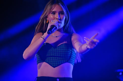 The Meaning Behind Mimi Webb’s “Red Flags” Lyrics