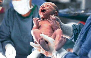 医生拿着刚出生的男婴。