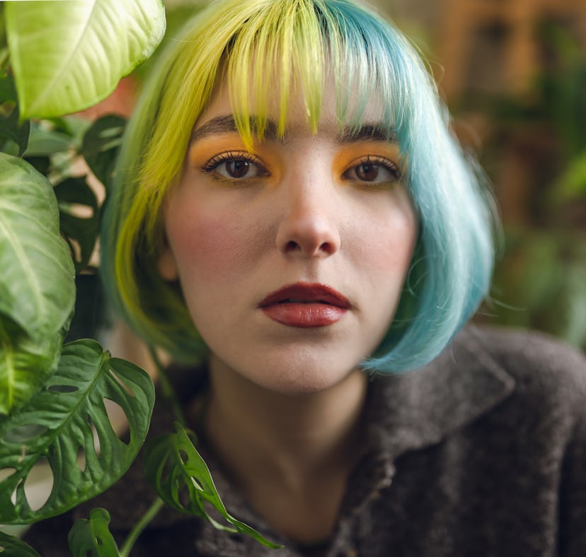 An Aquarius rising woman with a unique sense of style.