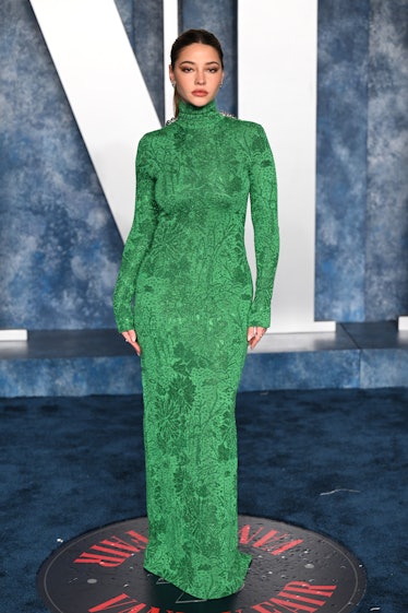  Madelyn Cline attends the 2023 Vanity Fair Oscar Party 