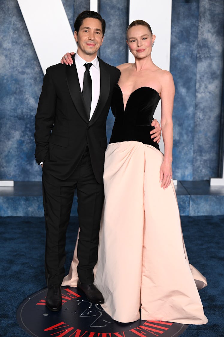 Justin Long (L) and Kate Bosworth attend the 2023 Vanity Fair Oscar Party