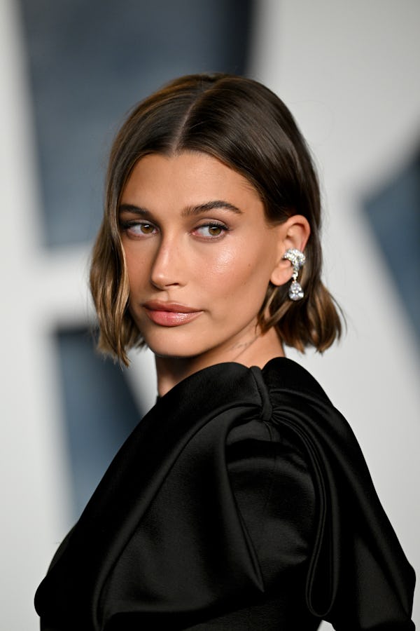 Hailey Bieber’s natural glam & bob haircut at the 2023 Vanity Fair Oscar Party.