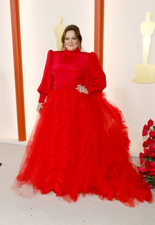 Melissa McCarthy wearing a red gown to the 95th Annual Academy Awards.