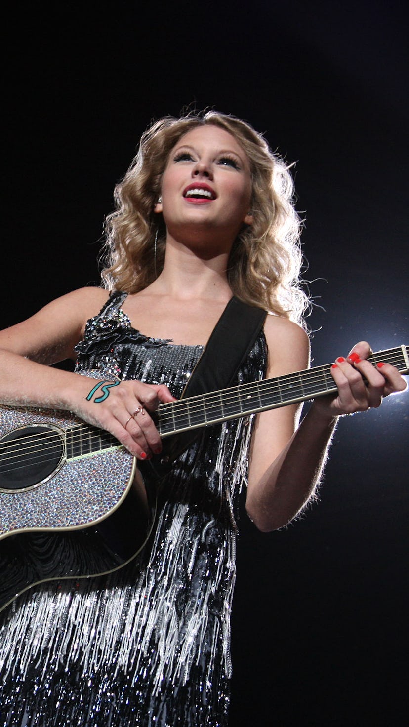 14 Photos Of Taylor Swift 14 Years Ago Being Fearless On Her First Tour In 2009