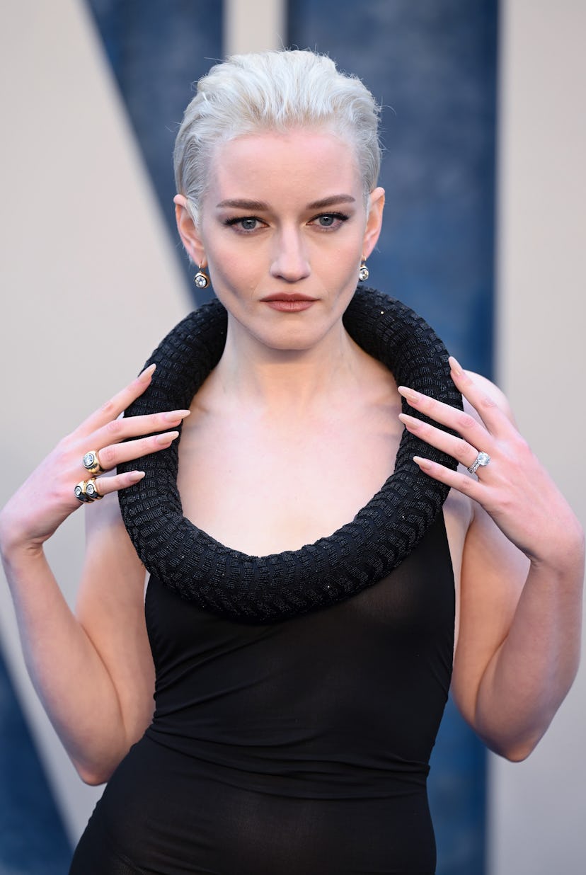 BEVERLY HILLS, CALIFORNIA - MARCH 12: Julia Garner attends the 2023 Vanity Fair Oscar Party hosted b...