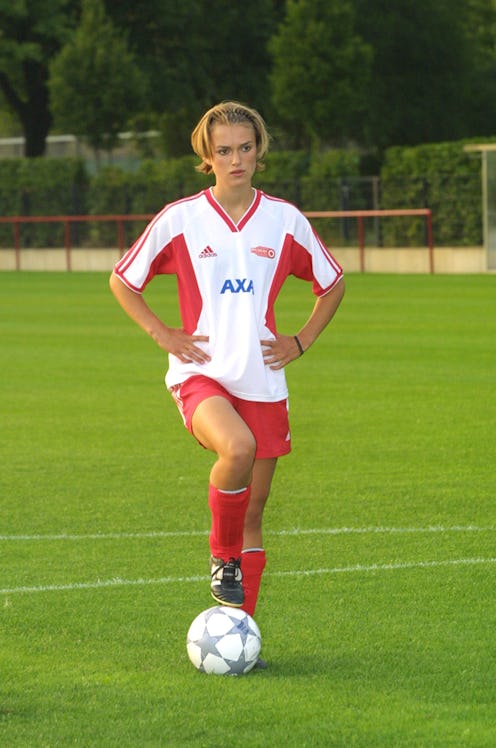 MAKING OF 'BEND IT LIKE BECKHAM' BY G.CHADHA (Photo by Ronald Siemoneit/Sygma/Sygma via Getty Images...