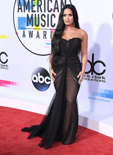 Demi Lovato arrives at the 2017 American Music Awards