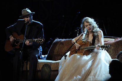 NEW YORK, NY - NOVEMBER 22:  James Taylor and Taylor Swift perform onstage during the "Speak Now Wor...