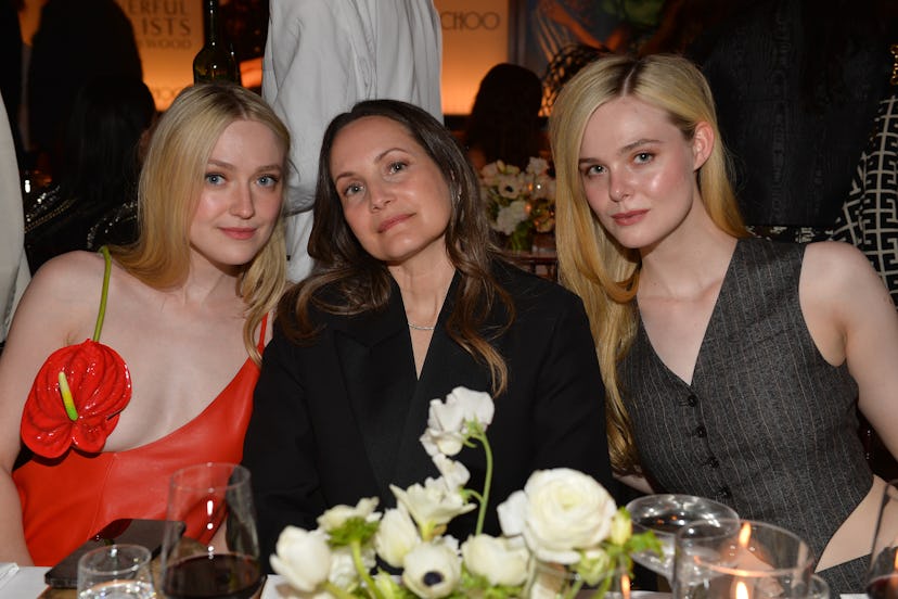 Dakota Fanning, Samantha McMillen, and Elle Fanning