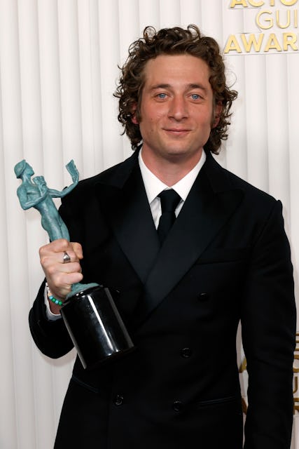 Jeremy Allen White Keeps His Awards In His Daughters' Room(01)