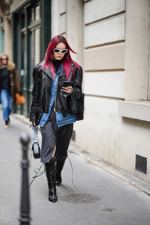 Bright hair colors are a Paris Fashion Week Fall/Winter 2023 street style beauty trend.