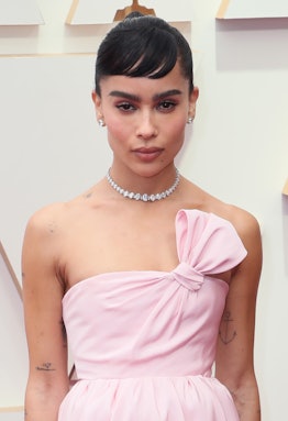 Zoë Kravitz hair and makeup look at the 2022 Oscars.