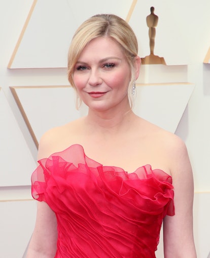 Kirsten Dunst's makeup look at the 2022 Oscars Awards.