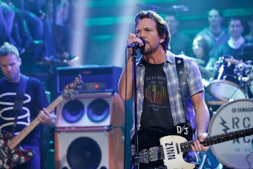 LATE NIGHT WITH JIMMY FALLON -- Episode 915 -- Pictured: Music guest Eddie Vedder of Pearl Jam perfo...