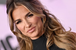 LOS ANGELES, CALIFORNIA - NOVEMBER 20: (EDITORIAL USE ONLY) Jessie James Decker attends the 2022 Ame...
