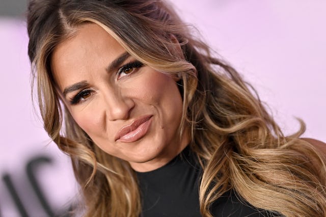 LOS ANGELES, CALIFORNIA - NOVEMBER 20: (EDITORIAL USE ONLY) Jessie James Decker attends the 2022 Ame...