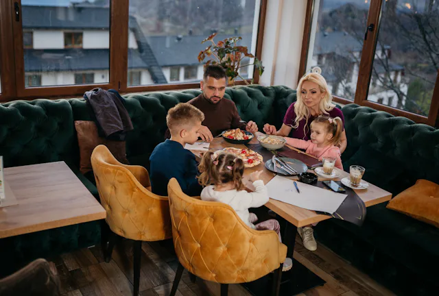 Parents let their toddler use a travel potty in a restaurant amongst others dining causing outrage.