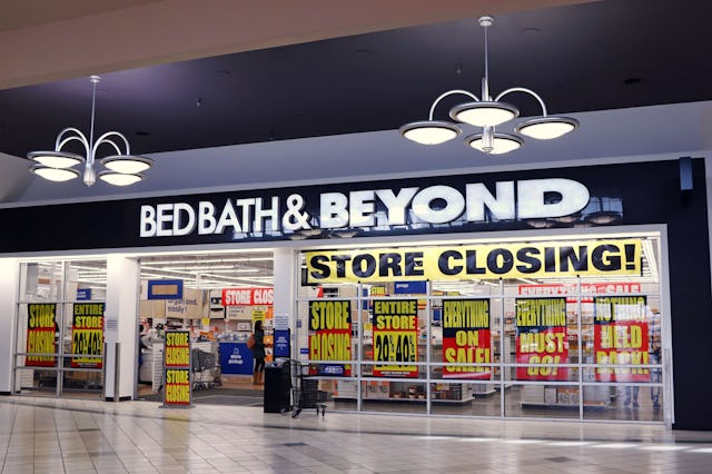 Store closing sale announcement at a Bed Bath & Beyond indoor mall in northern Idaho.