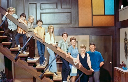 洛杉矶——1969年1月1日:布雷迪家族。从楼梯顶上往下走，苏珊·奥尔森(Susan Olsen饰)……