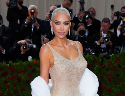  Kim Kardashian's blonde hair & makeup at the 2022 Met Gala Celebrating "In America: An Anthology of...