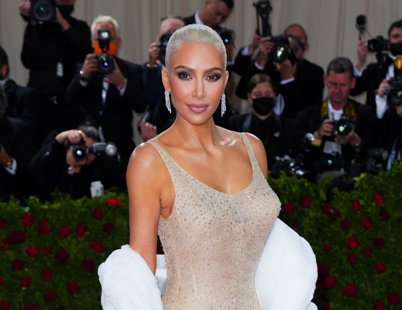 Kim Kardashian’s blonde hair & makeup at the 2022 Met Gala Celebrating “In America: An Anthology of…
