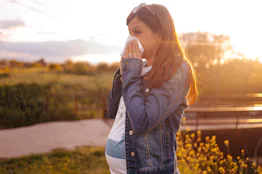 pregnant woman in spring sneezing from allergies; can you take claritin while pregnant
