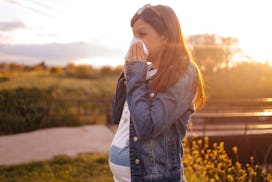 pregnant woman in spring sneezing from allergies; can you take claritin while pregnant