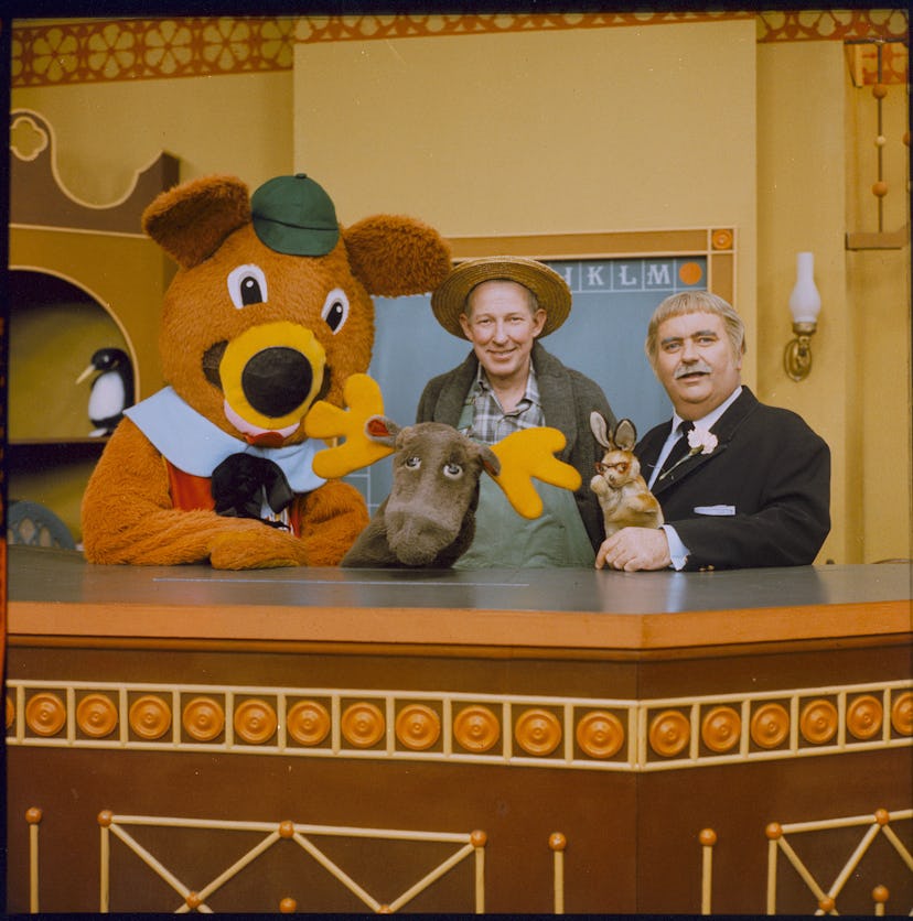 eb7c6bd0 4dfb 4842 8490 02ba0e700dc1 getty 2894584 American children's television host Robert (Bob) Keeshan (R) poses with the cast of his TV series 'C...