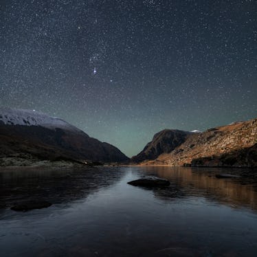 星夜的天空在山和水。