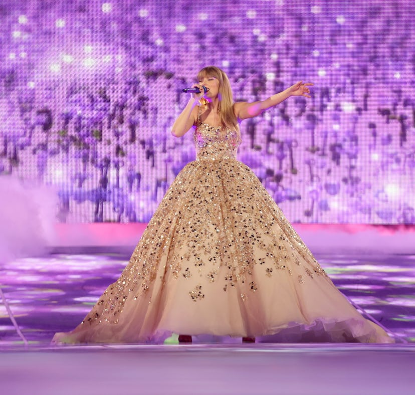 ARLINGTON, TEXAS - MARCH 31: EDITORIAL USE ONLY Taylor Swift performs onstage during the "Taylor Swi...
