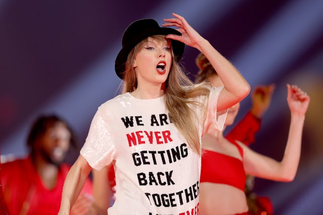 ARLINGTON, TEXAS - MARCH 31: EDITORIAL USE ONLY Taylor Swift performs onstage during the "Taylor Swi...
