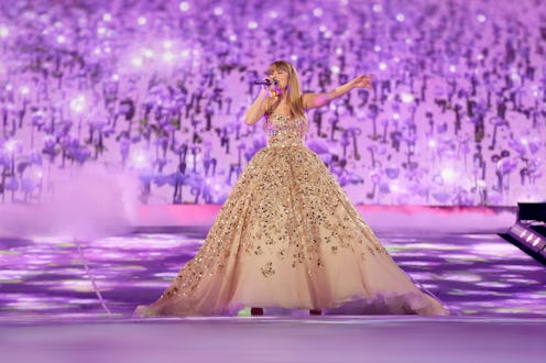 ARLINGTON, TEXAS - MARCH 31: EDITORIAL USE ONLY Taylor Swift performs onstage during the "Taylor Swi...