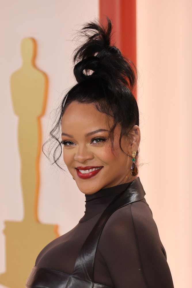 Rihanna pregnant at Oscars with dark red lip liner and lipstick