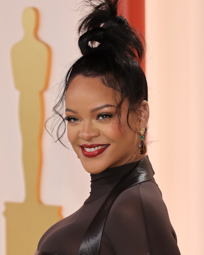 Rihanna pregnant at Oscars with dark red lip liner and lipstick