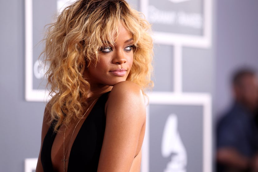 Rihanna rocking wavy blonde hair and a sultry eye at the 2012 Grammy's.