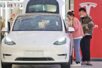 Yantai, จีน - 29 ตุลาคม 2022 - ลูกค้าเรียนรู้เกี่ยวกับ Tesla Model Y ที่ห้างสรรพสินค้าใน Yantai, Shan