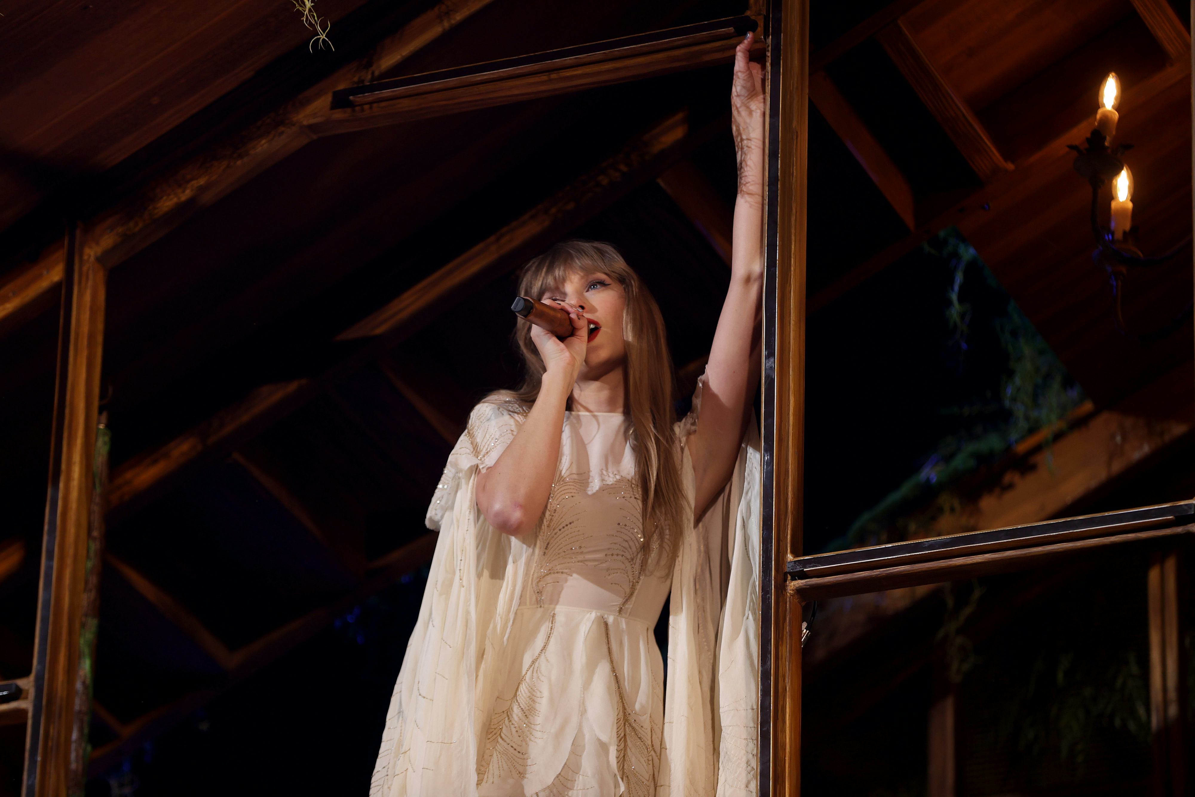 ARLINGTON, TEXAS - MARCH 31: EDITORIAL USE ONLY Taylor Swift performs onstage during the &ldquo;Taylor Swi&hellip;