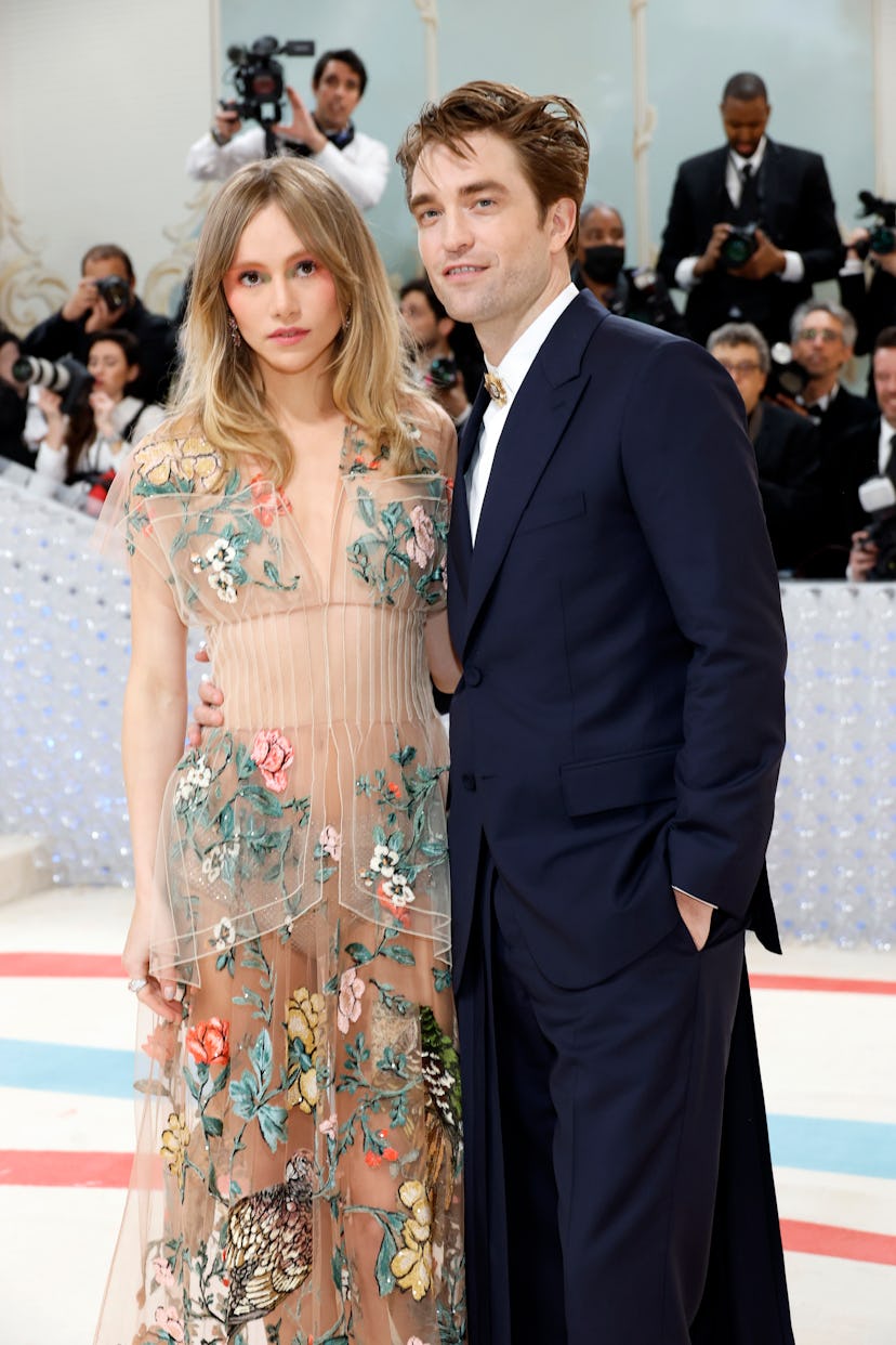 NEW YORK, NEW YORK - MAY 01: (L-R) Suki Waterhouse and Robert Pattinson attend The 2023 Met Gala Cel...