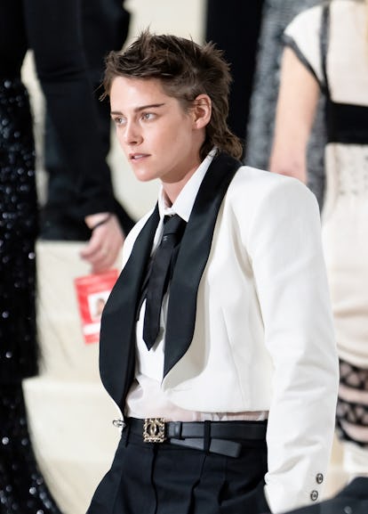 Kristen Stewart arrives at the Chanel Cruise 2023/24 show in Los Angeles,  at the Paramount Pictures 