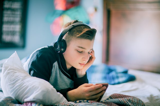 Kids should be "trained" in social media because they gain the free to scroll according to new APA s...