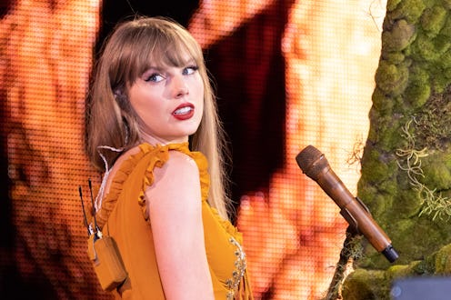 ATLANTA, GEORGIA - APRIL 28: FOR EDITORIAL USE ONLY. Taylor Swift performs onstage during The Eras T...