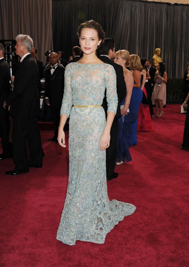 Alicia Vikander in a silver & navy column dress at the 2015 Met Gala. 01.
