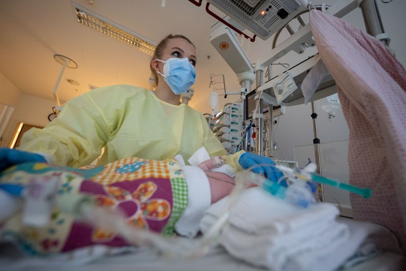 25 November 2021, Baden-Wuerttemberg, Stuttgart: An intensive care nurse cares for a patient sufferi...