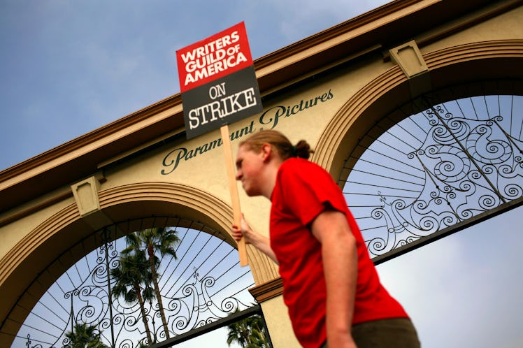 Clendenin, Jay L. --130347.F1.1106.strike.JLC - The scene outside Paramount Studios on Melrose Avenu...