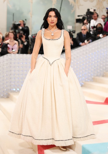 Satchel: Dua Lipa Wears Chanel Haute Couture By Karl Lagerfeld 1992 At The Met  Gala 2023 - The Evening's Co-Host Wore Claudia Schiffer's Bridal Gown With  A Tiffany Diamond - Gorgeous