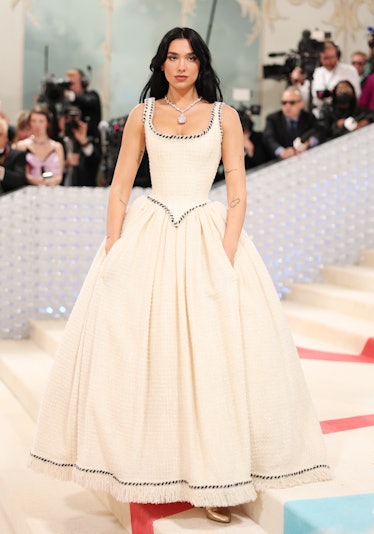 Dua Lipa در Met Gala 2023: Karl Lagerfeld: A Line of Beauty که در موزه متروپولیتن A...